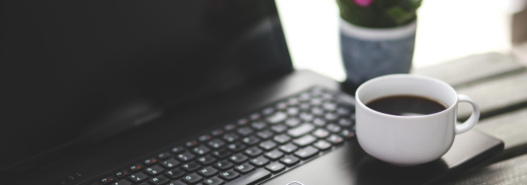 Laptop und Kaffee