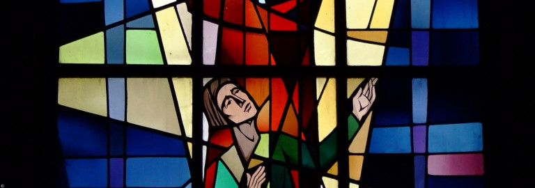 großes Kirchenfenster hinter dem Altar