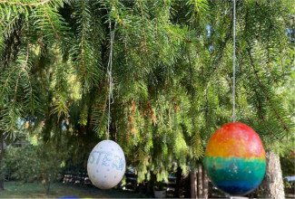 Ostereier am Weihnachtsbaum